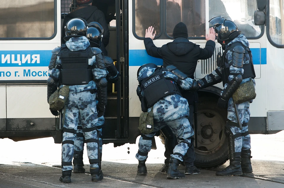 У Мосгорсуда, где проходит суд по Навальному, начались задержания