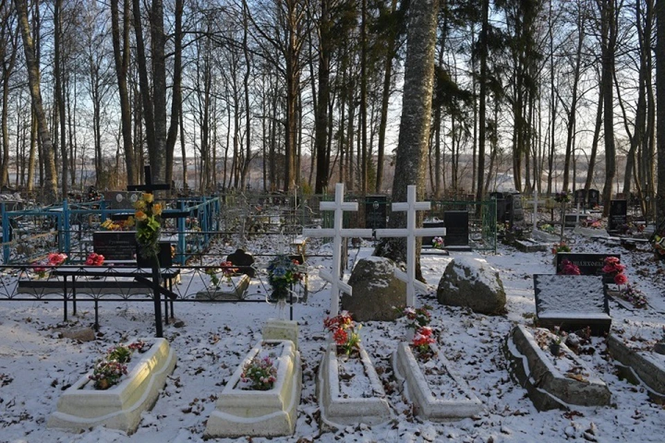 Мужчина заметил паренька на кладбище, когда шел на рыбалку.