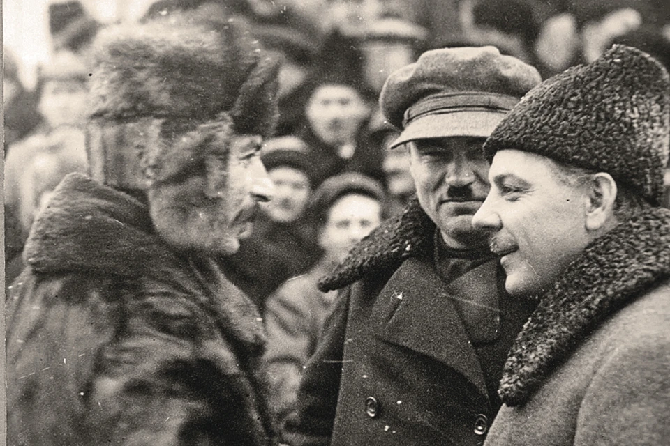 Сталин, Молотов и Ворошилов (слева направо) к концу 1920-х уже отодвинули от власти не только Троцкого, но и других вождей-интеллектуалов.