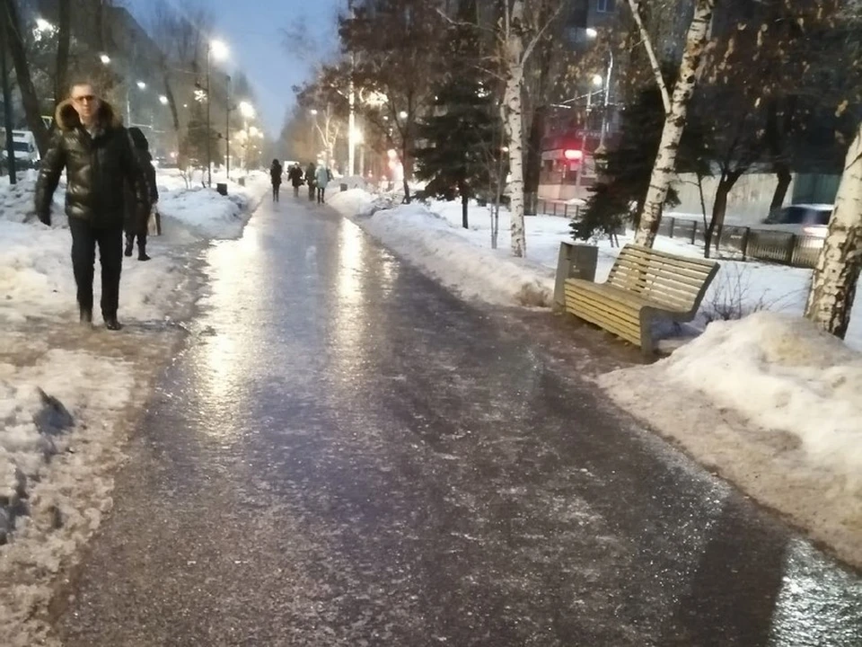 Улица Рахова стала настоящим катком. Фото Елены Гурьяновой из группы "Саратов онлайн"