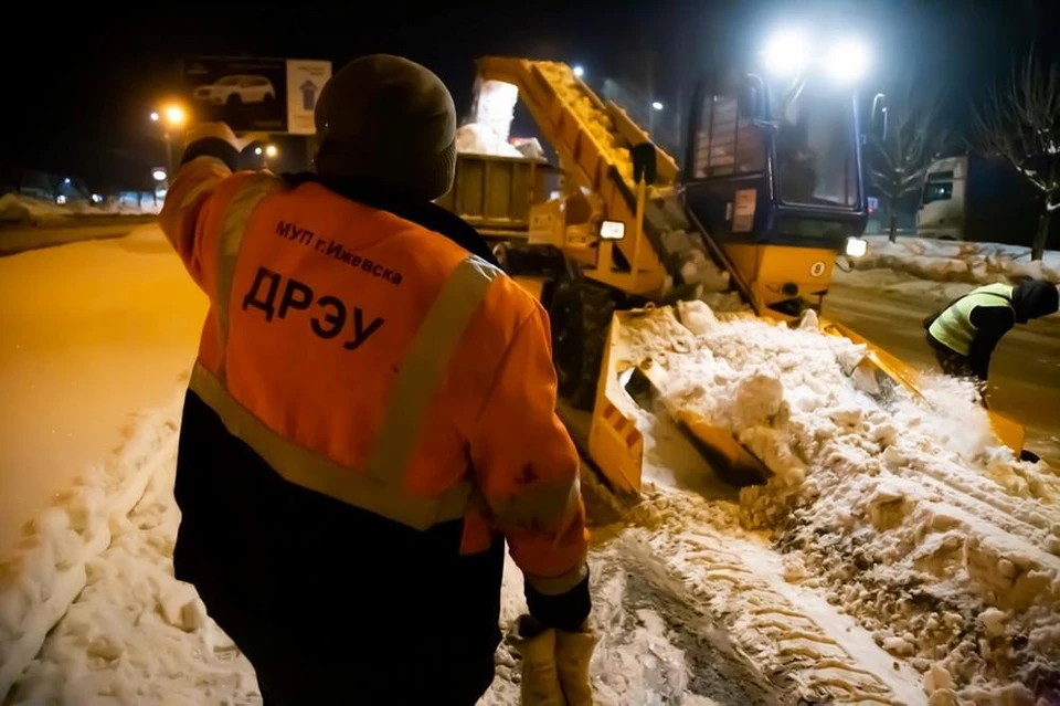 Работы по расчистке улиц от снега как правило ведутся дорожными службами в ночное время
