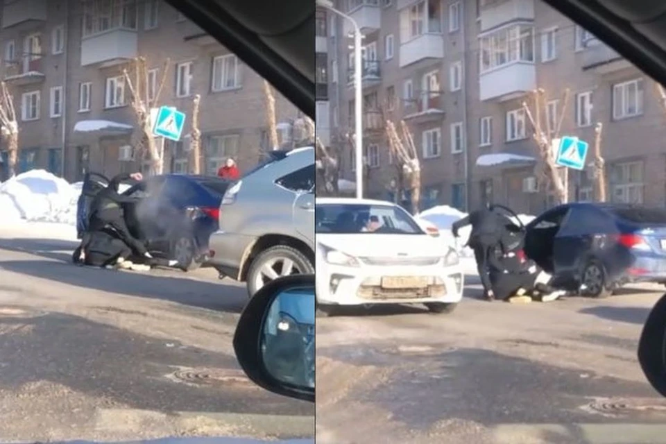 В Новосибирске автомобилисты подрались прямо на проезжей части. Фото: Кадр из видео\"АСТ-54"
