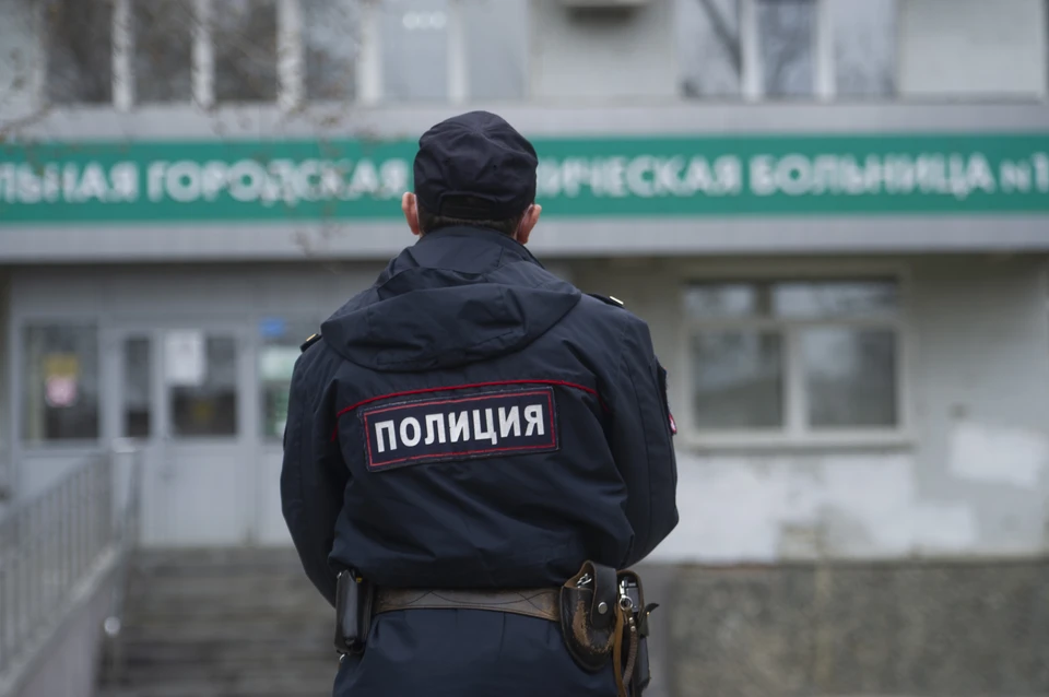 Мужчина попался на употреблении наркотиков, а его знакомые из полиции попытались помочь избежать ответственности.