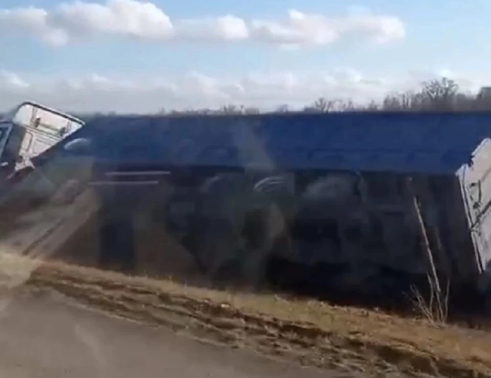 Грузовик завалило на левую сторону. Фото: скриншот из видео