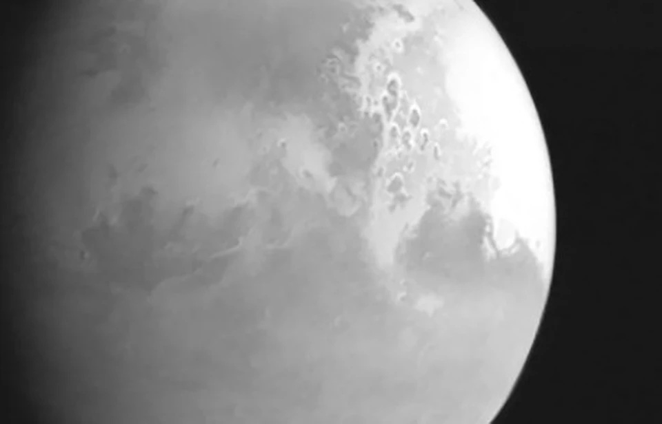 Китайский зонд «Тяньвэнь-1» сделал первый снимок Марса. Фото: CNSA