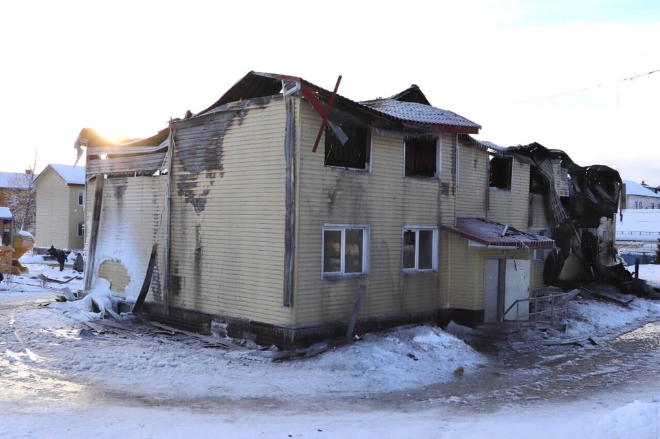 В Кандалакше сгорел жилой дом на 27 квартир. Фото: vk.com/kandaone