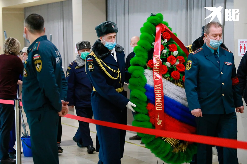 В Красноярске прощаются с пожарными, погибшими при тушении склада 3 февраля