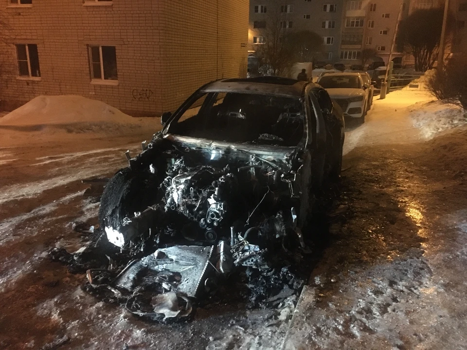 Неизвестные сожгли дорогую иномарку