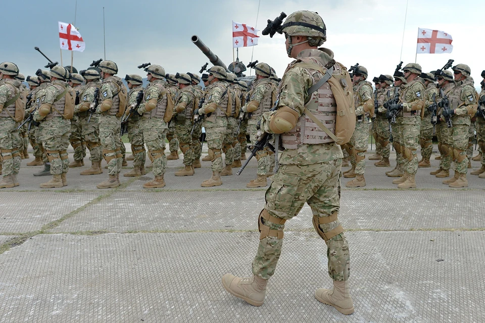 Грузинские военнослужащие перед началом совместных учений с подразделениями НАТО.