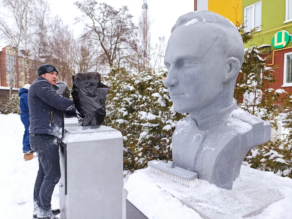 Трещины отчетливо видны невооруженным глазом.