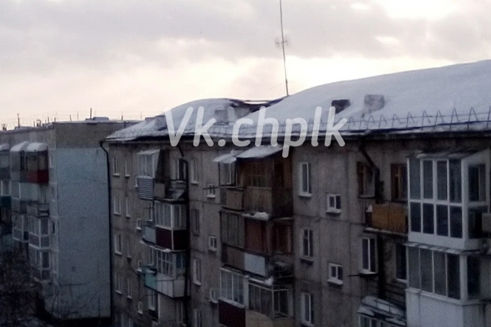 Под тяжестью снега рухнула крыша жилого дома в Ленинске-Кузнецком. ФОТО: vk.com, "ЧП Ленинск-Кузнецкий"