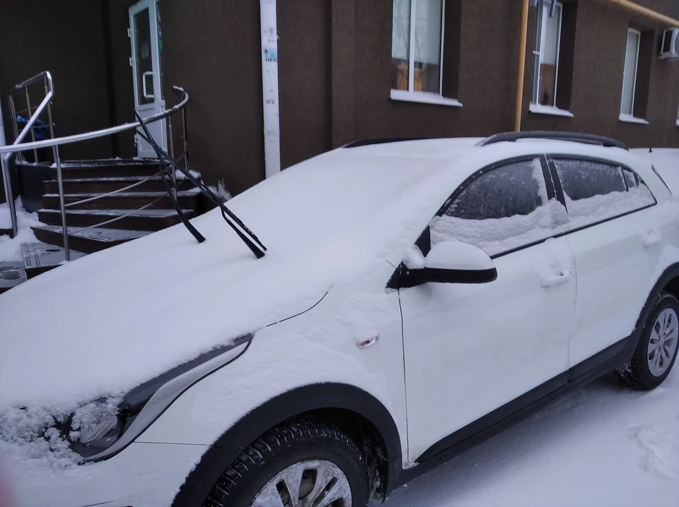 При таком снегопаде легковым авто лучше оставаться на приколе.