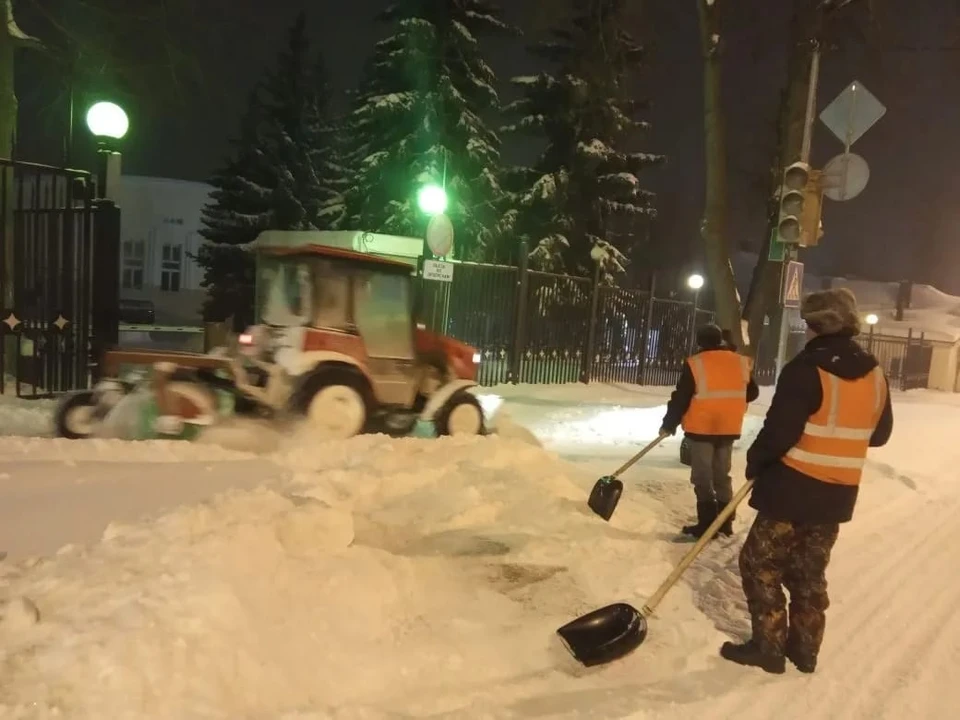 Рабочие справляются с последствиями снегопада.