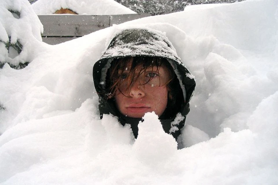 Москвичи по-доброму реагируют на обрушившийся снегопад в ночь на 13 февраля.