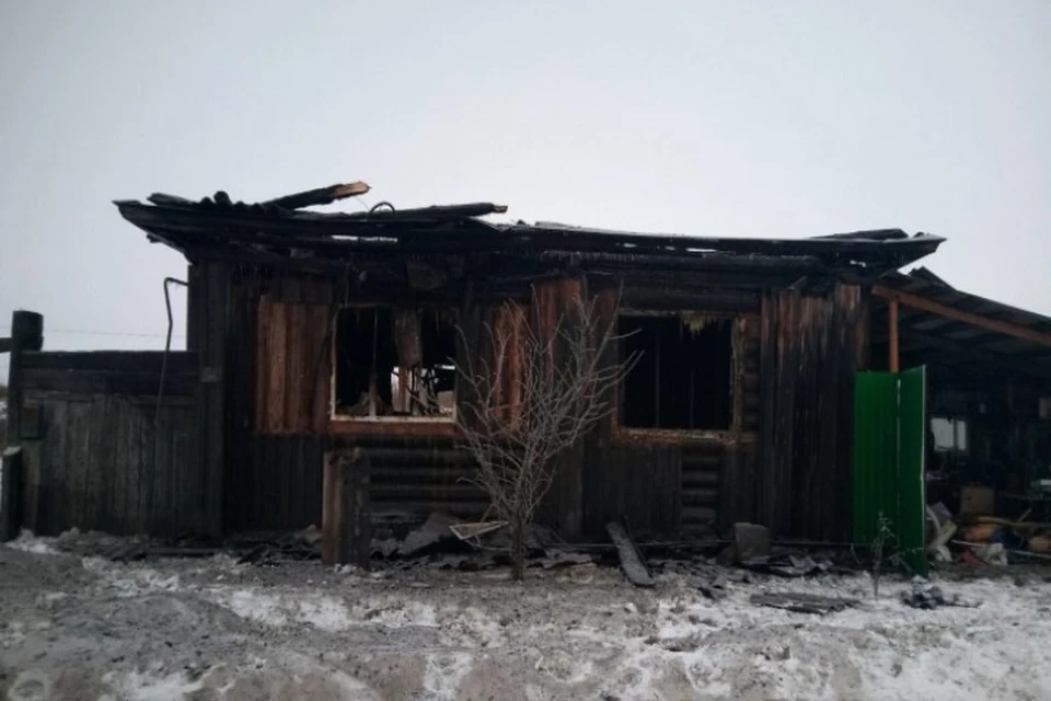 Сгоревший дом в селе Исетское