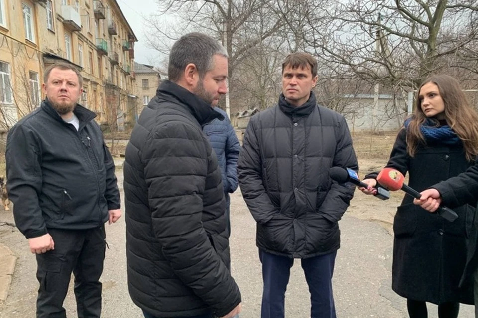 Министр строительства и ЖКХ ДНР Сергей Наумец проинспектировал восстановление жилья и школ в Ясиноватой. Фото: Минстрой