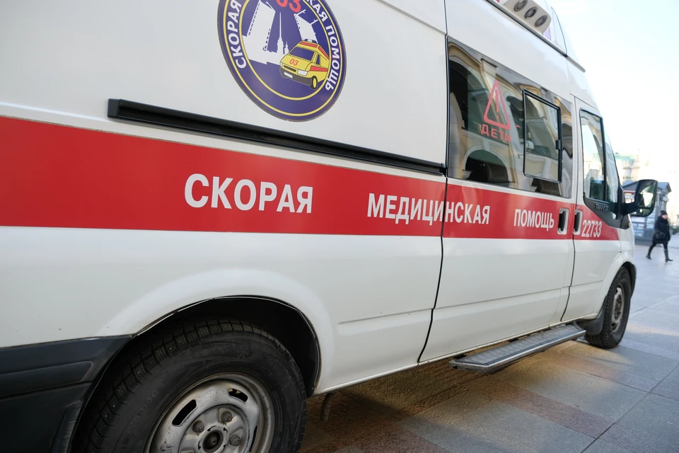 Тело неизвестного мужчины нашли в машине скорой у морга в Пушкине.