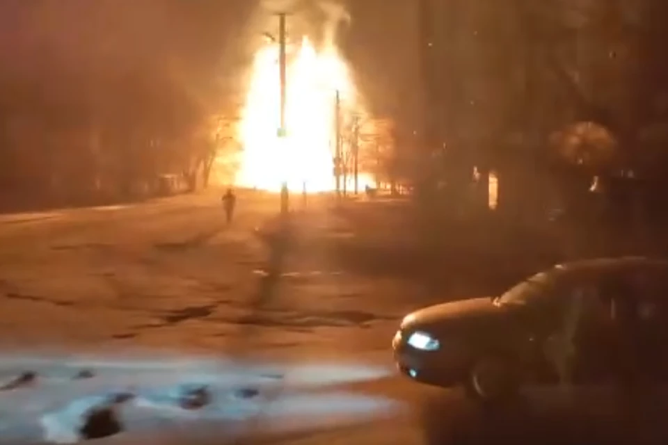 Высота пламени достигает 20 метров. Фото: скриншот видео vk.com/Инцидент Луганск