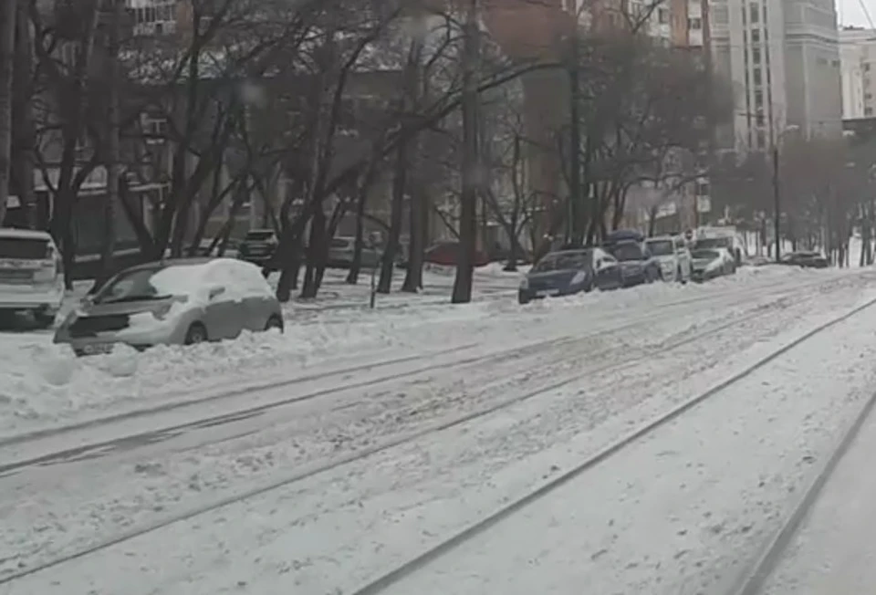 Автомобили на обочинах заблокированы снежными кучами