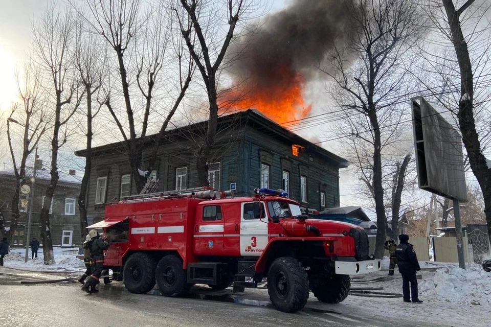 Жилой дом с офисами загорелся на Декабрьских Событий в Иркутске