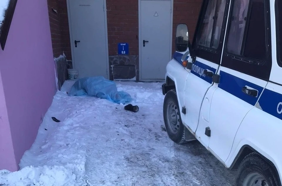 На улице Энергостроителей в Тюмени из окна выпала женщина и разбилась.