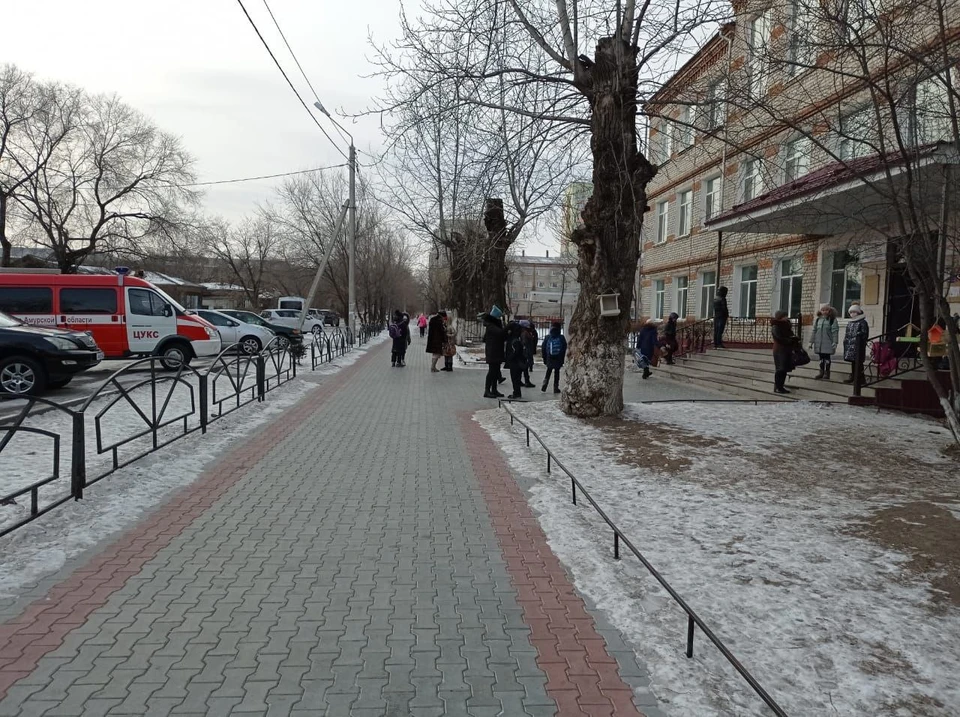 На месте работают сотрудники экстренных служб и правоохранительных органов. Фото: телеграм-аккаунт мэра Благовещенска
