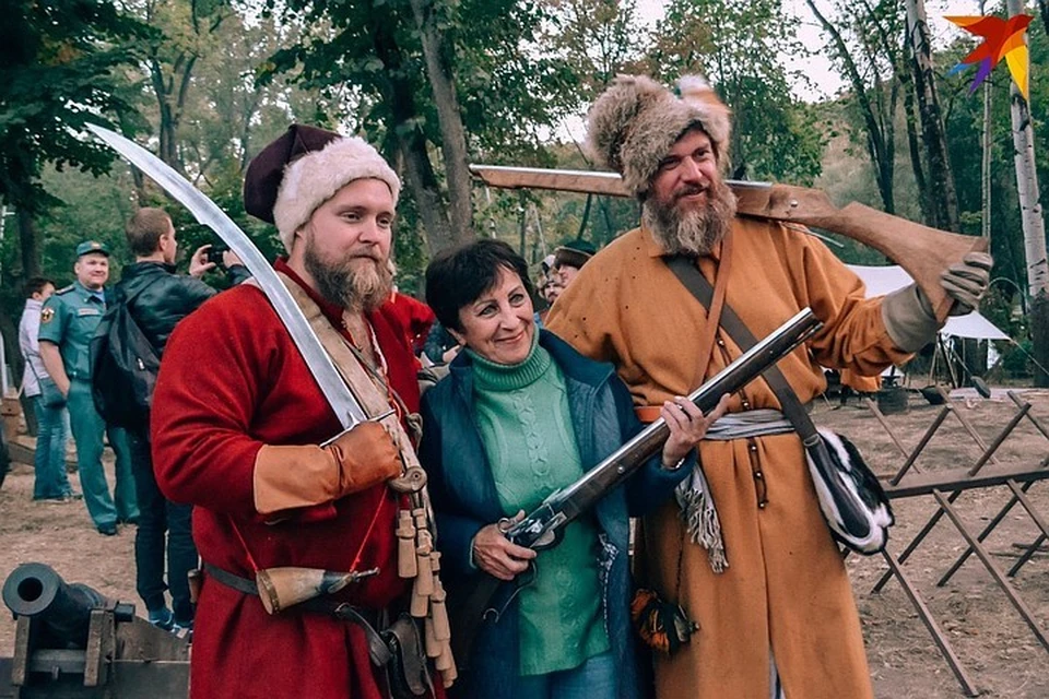 На фестивале "Русское лето" можно увидеть весьма колоритные фигуры.