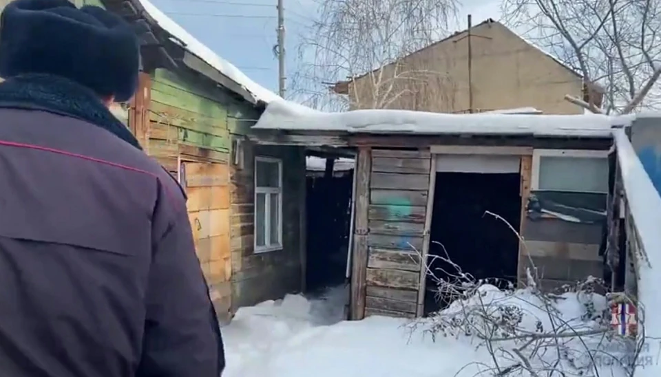 Девочку нашли в этом заброшенном доме. Фото: скриншот видео (УМВД России по Омской области)