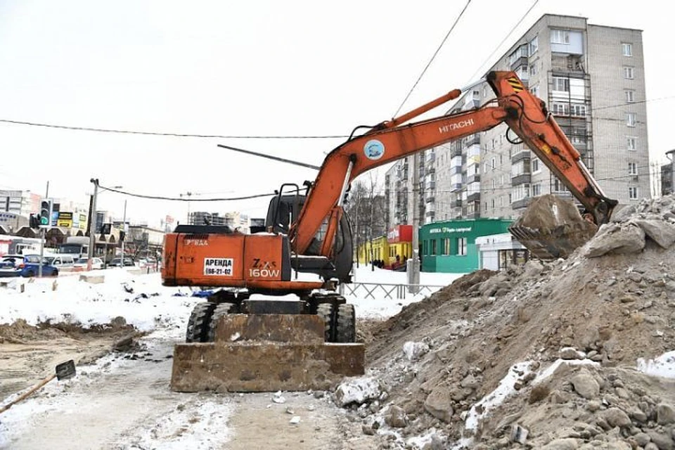 На основной дороге Заволжского района Ярославля завершили первый этап работ: заложили песчаную подушку под трубу ливневого коллектора.