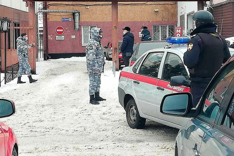 Оцепление здания приставов в Барнауле