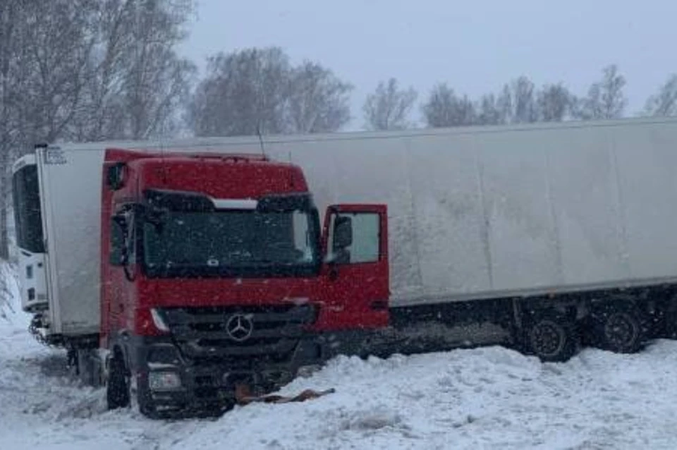 Автоинспекторы в Красноярском крае помогли дальнобойщику выбраться из кювета