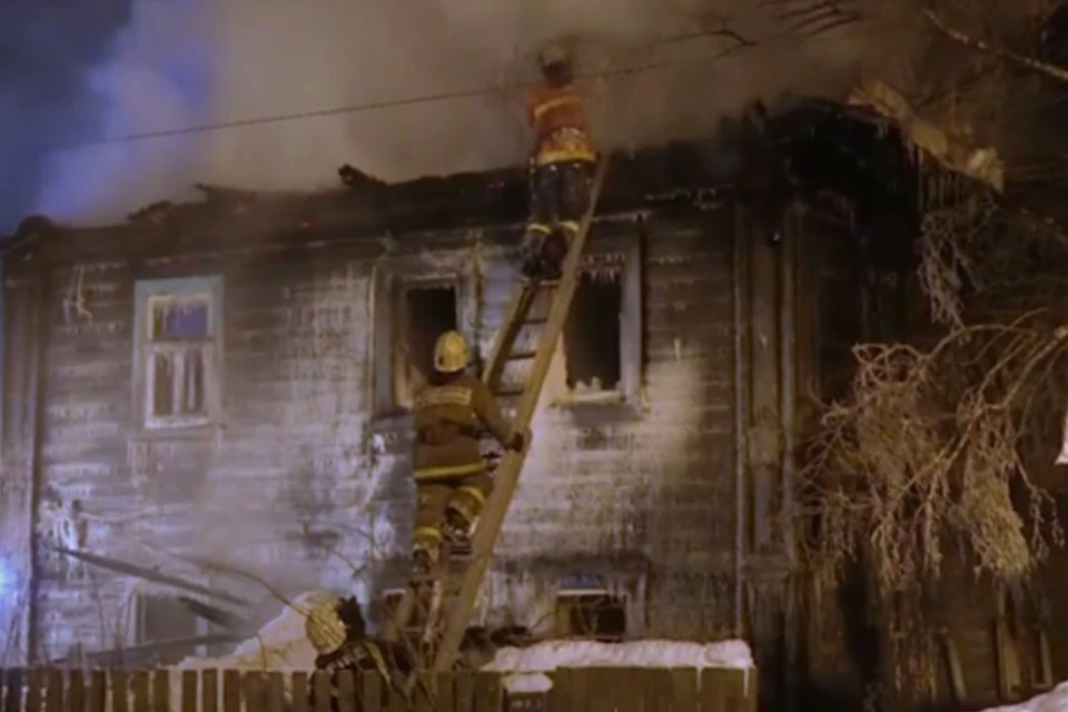 19 февраля в 00:46 в городе Кирове произошел пожар в деревянном 4-х квартирном жилом доме, расположенном по адресу ул. Бородулина, 38. Фото: admkirov.ru