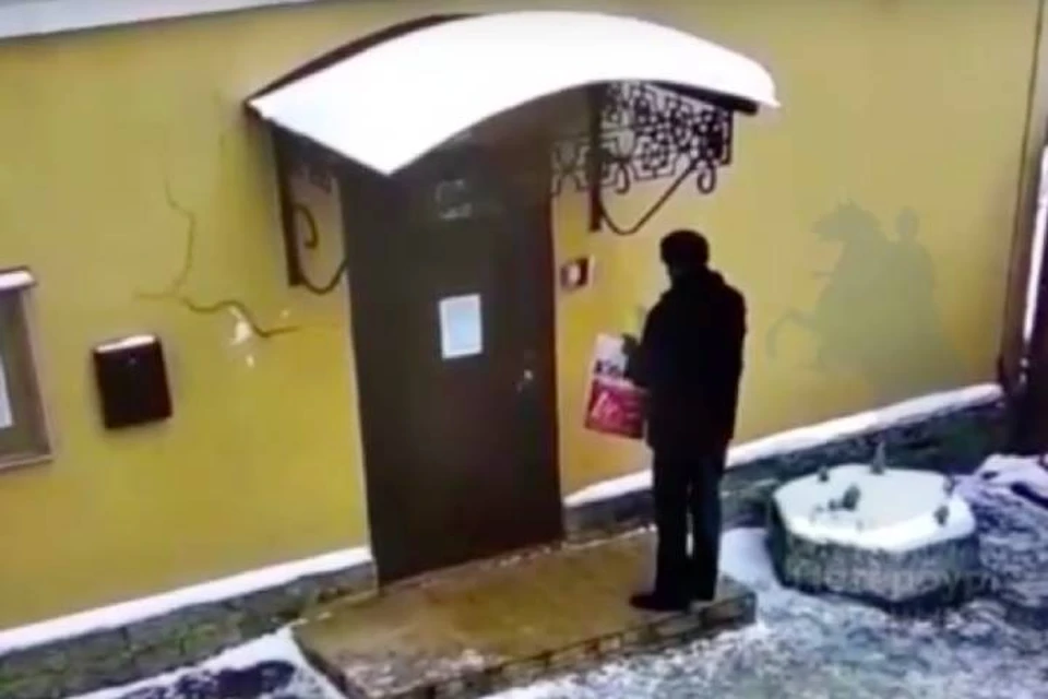 Появилось видео нападения мужчина на охранника генконсульства Украины в Петербурге