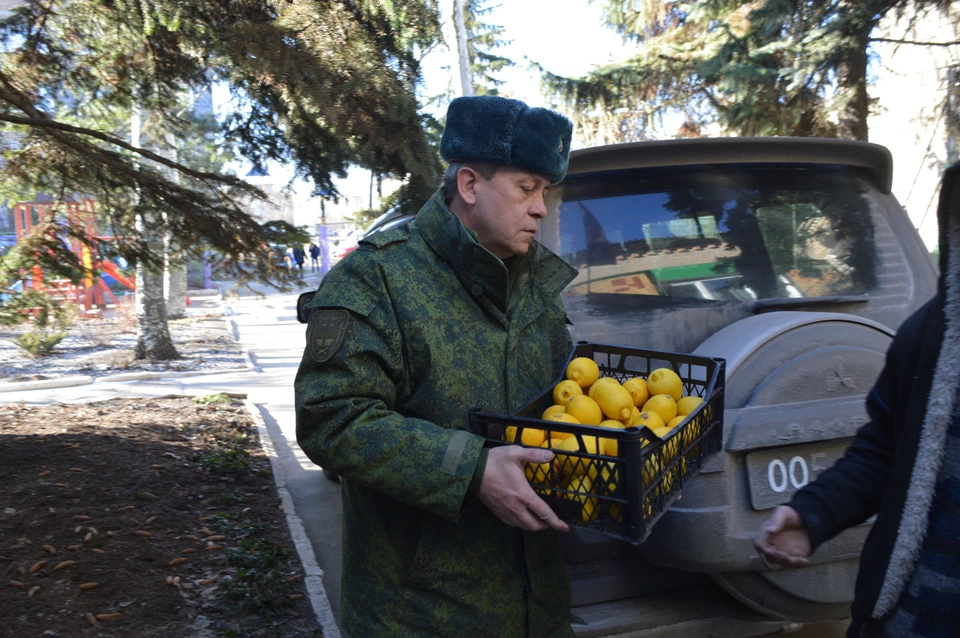 Эдуард Александрович не приезжает к ребятам с пустыми руками. Он привез яблоки, бананы и лимоны – то, что нужно во время пандемии