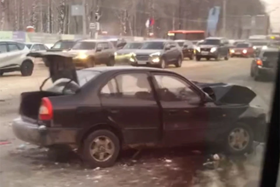 Две легковушки столкнулись на проспекте Гагарина в Нижнем Новгороде: есть пострадавшие