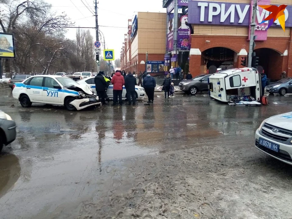 ДТП произошло на одном из самых оживленных перекрестков Саратова