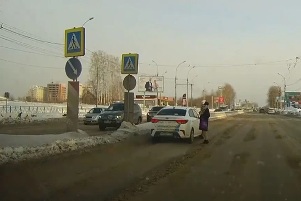 В Новосибирске девушка едва спаслась от мчащейся прямо на нее иномарки. Фото: Кадр из видео