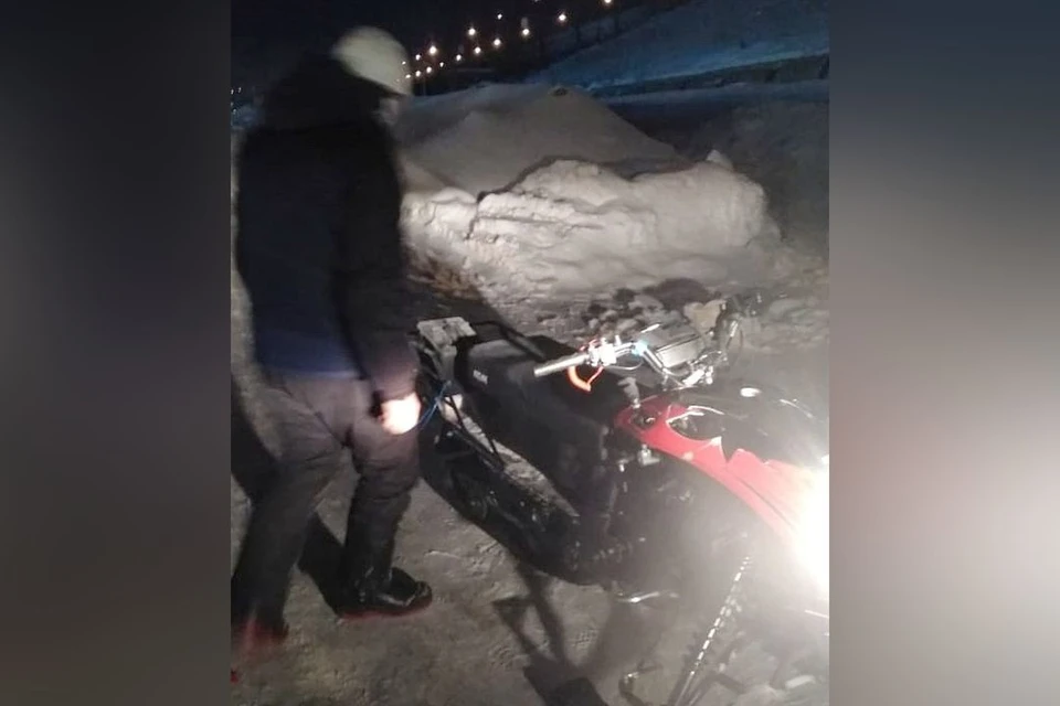 У сибиряков неожиданно сломался снегоход во время прогулки у Обского моря. Фото: МАСС