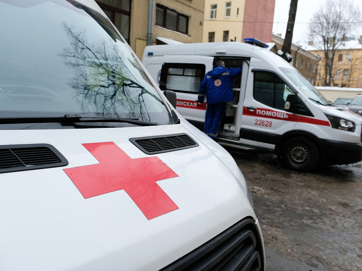 Петербуржец умер в свой день рождения, упав с лестницы в парадной дома -  KP.RU