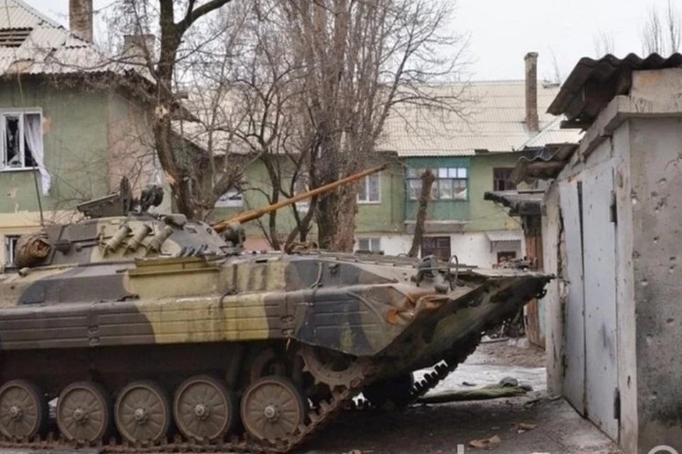 В Донбассе украинские боевики пригнали бронетехнику в Новозвановку. Фото: Егор Пелепенко