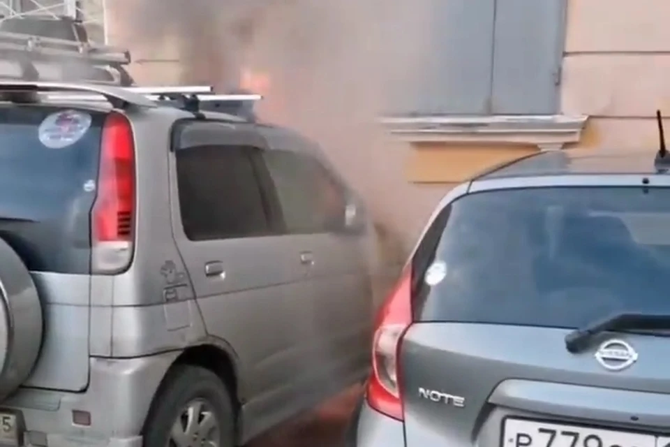 26 февраля во Владивостоке на улице Луговой горел автомобиль. Скриншот видео: instagram.com/dpskontrol125rus