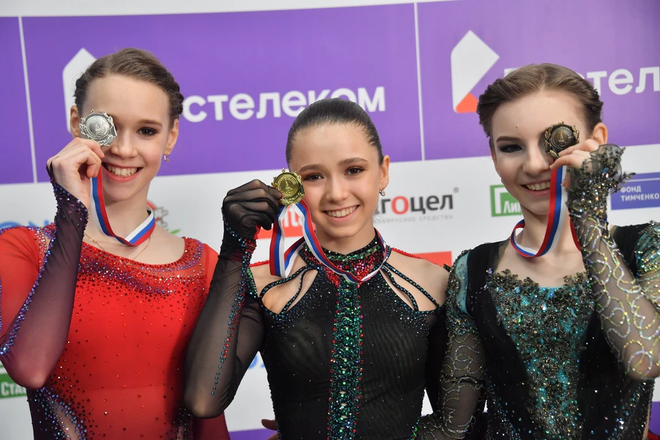Майя Хромых, завоевавшая серебряную медаль, Камила Валиева, завоевавшая золотую медаль, и Дарья Усачева (слева направо)