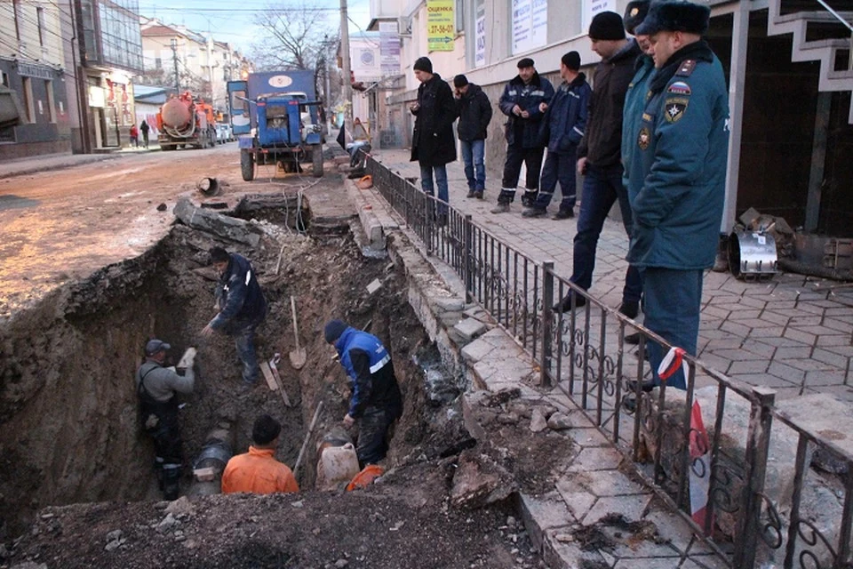 При ремонте дороги в Симферополе повредили водопровод