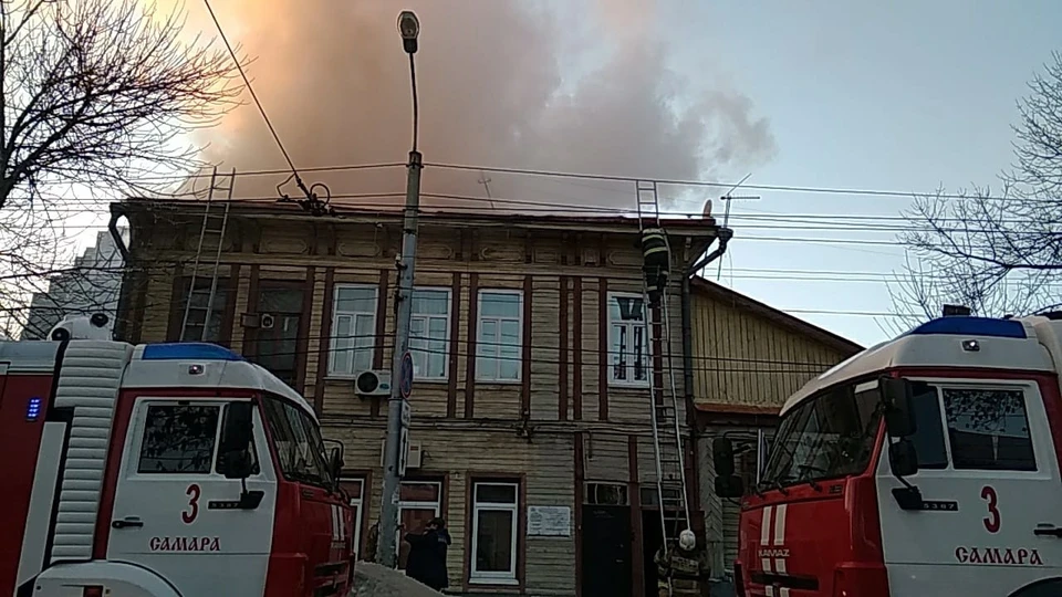 В Самаре в исторической части горит двухэтажный дом. Фото - ГУ МЧС России по Самарской области
