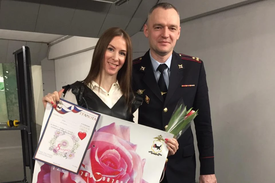 Дарья Костырина с подарками за участие в соревнованиях и руководитель пресс-службы ГУ МВД России по Иркутской области Герман Струглин.