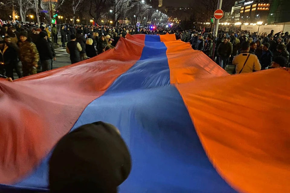 В Армении продолжаются активные противостояния между сторонниками и противниками действующего премьер-министра страны Никола Пашиняна и его правительства.