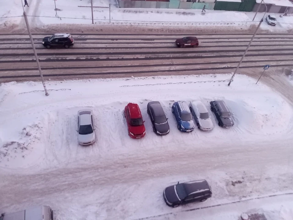 На дорогах Омска почти везде страшная колея.