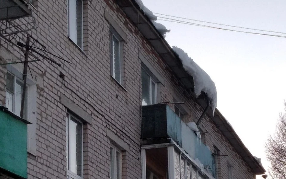 Фото: снег упал с дома на улице Урицкого в Кириллове.