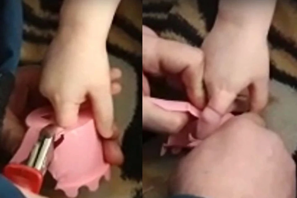 Малышка надела игрушку на палец и не смогла снять. Фото: Кадр из видео