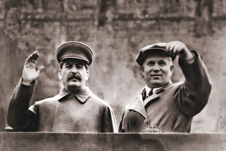 Хрущев (справа) со Сталиным вместе не раз стояли на Мавзолее, но вот пантеон для усопшего вождя народов Никита Сергеевич возводить не хотел. Фото: akg-images/EAST NEWS